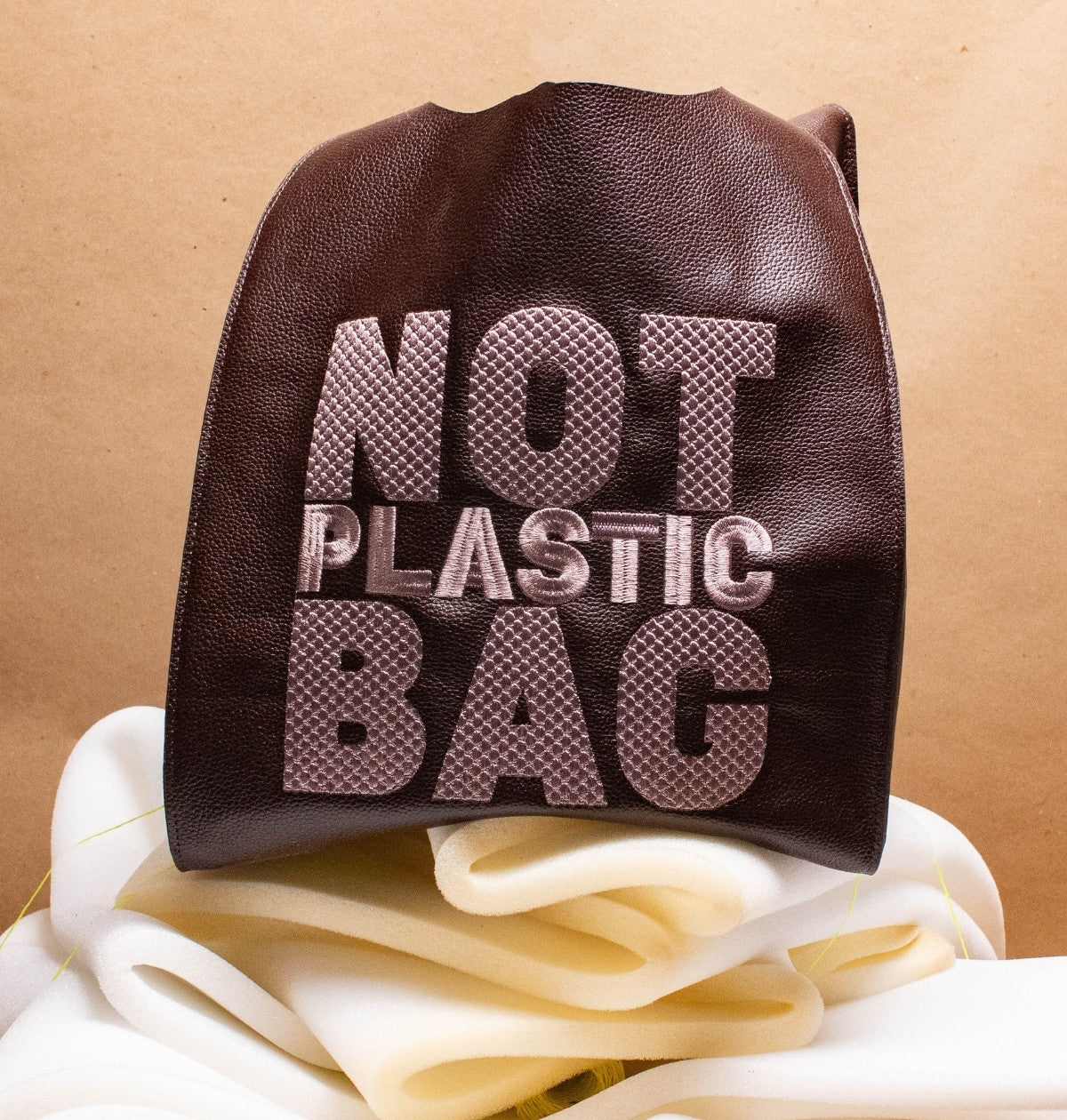 PLASTIC BAG - Chocolate x Bordado Taupe
